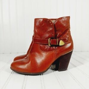 Cravo Canela Leather Block Heel Buckle Ankle Booties B358